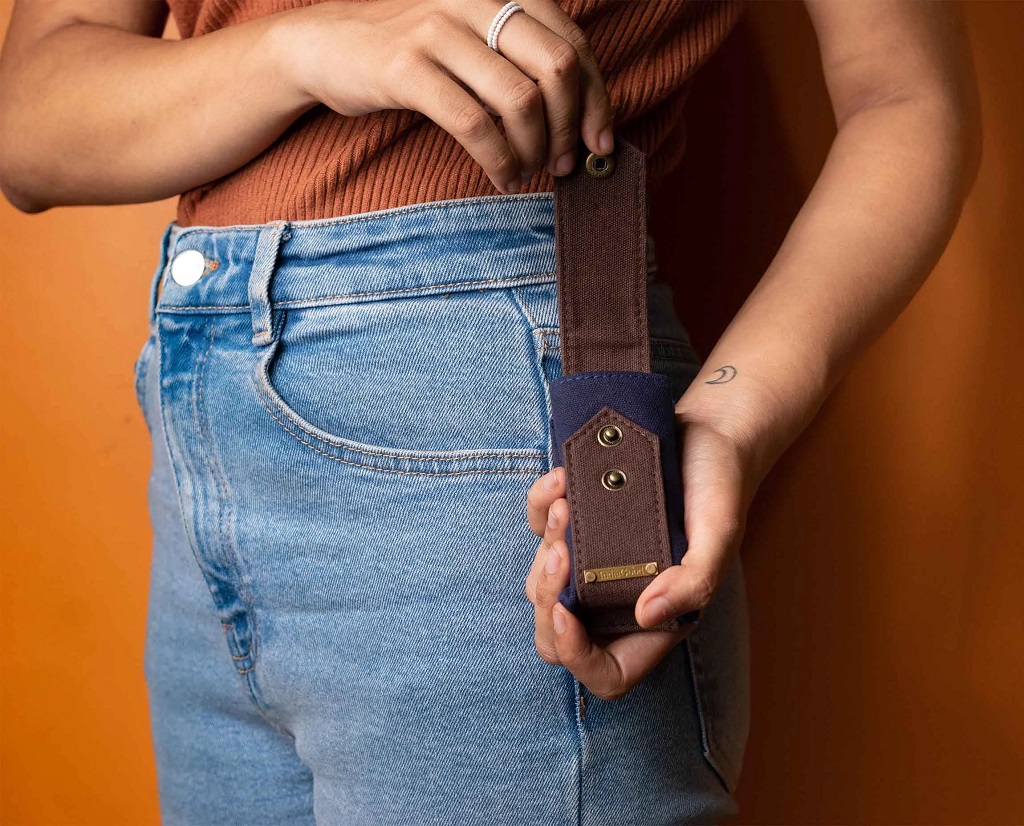 IndieGood-Easy-To-Use-Stylish-Canvas-Poop-Bag-Dispenser-Blue_4