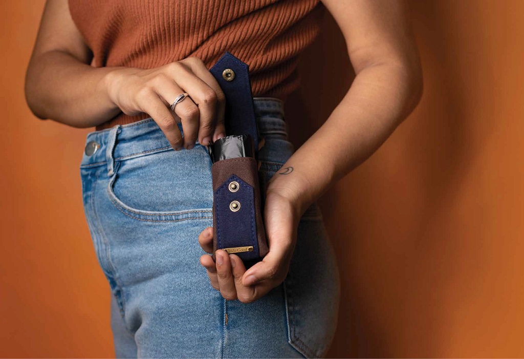 IndieGood-Easy-To-Use-Stylish-Canvas-Poop-Bag-Dispenser-Brown_4
