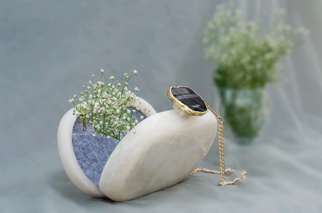 The White Baroque Capsule Clutch – Black Stone_02