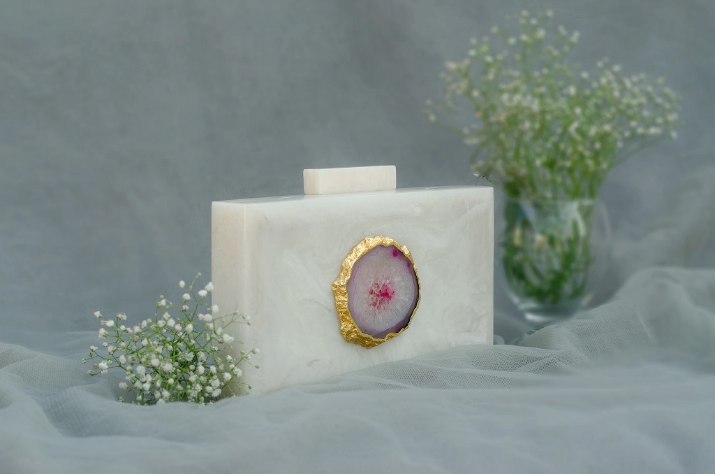 The White Baroque Rectangular Clutch – Pink Stone_01