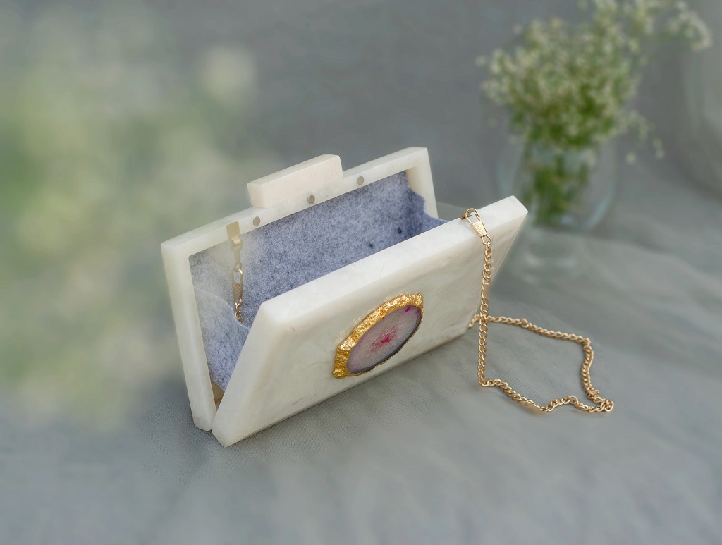 The White Baroque Rectangular Clutch – Pink Stone_02